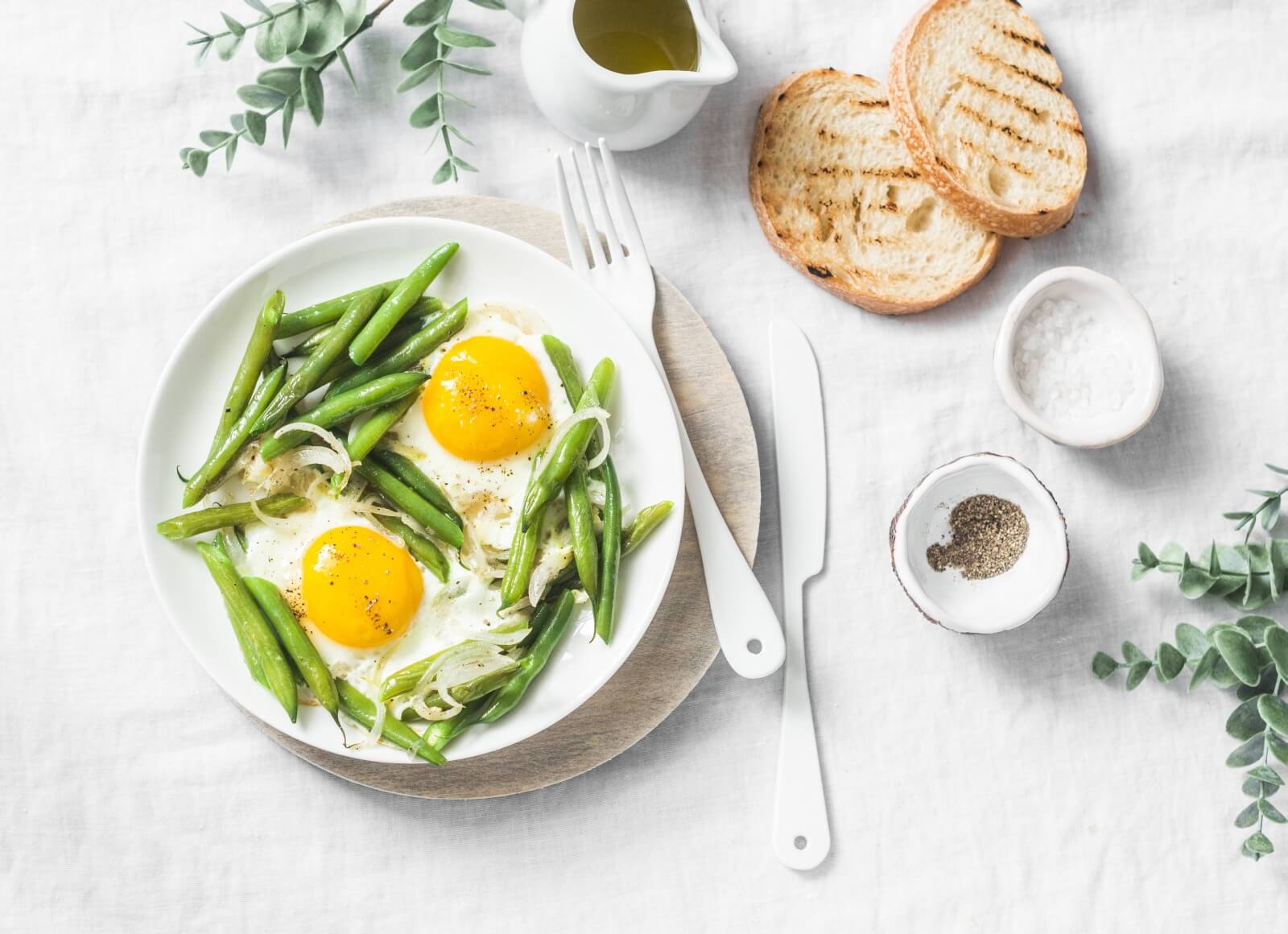 Jajka przepiórcze sadzone z fasolką szparagową z orzechami