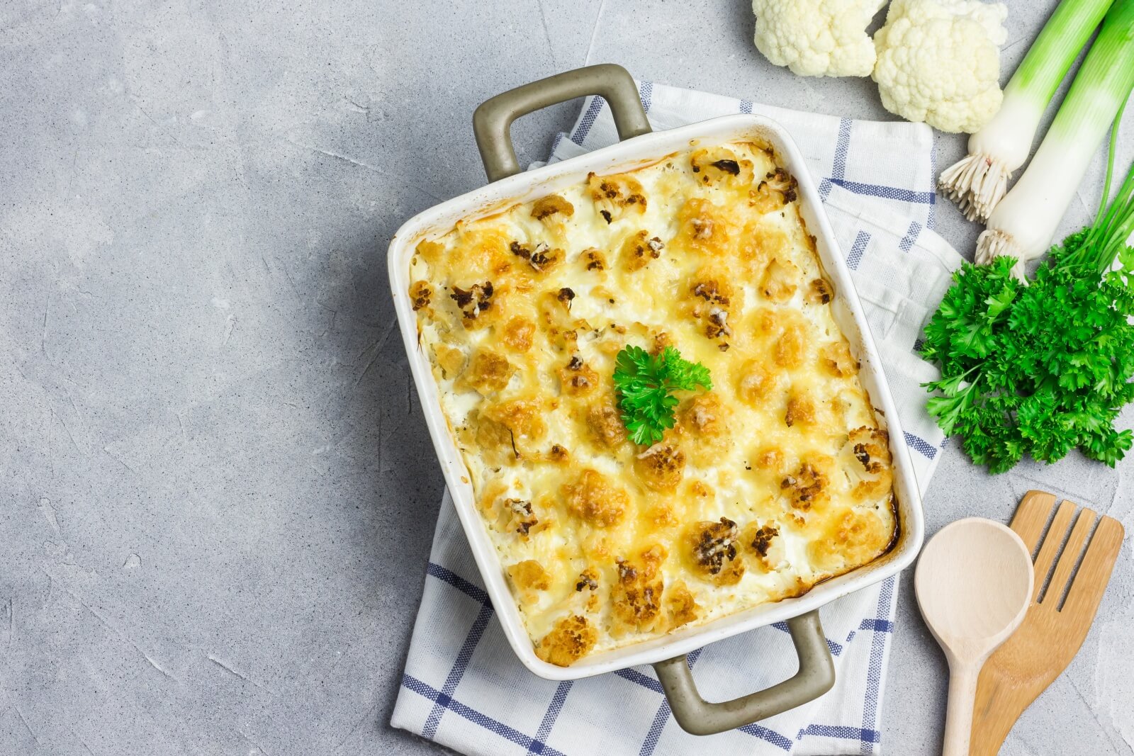 Kalafior świeży zapiekany z szynką i serem