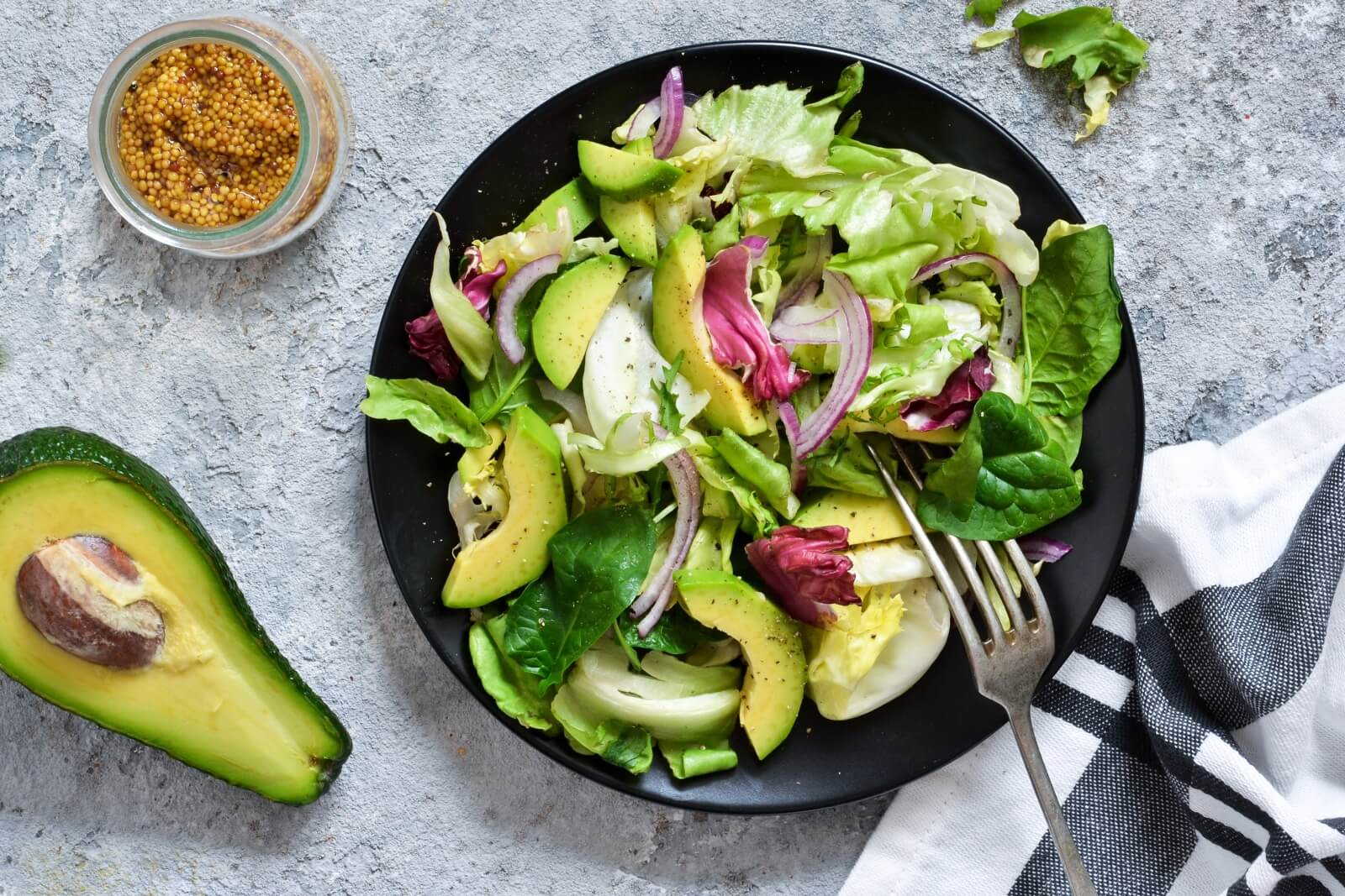 Sałatka z awokado z orzechami